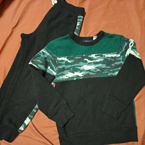 Children's Place Green and Black Camouflage Sweatshirt and Pants Set - Size 5/6